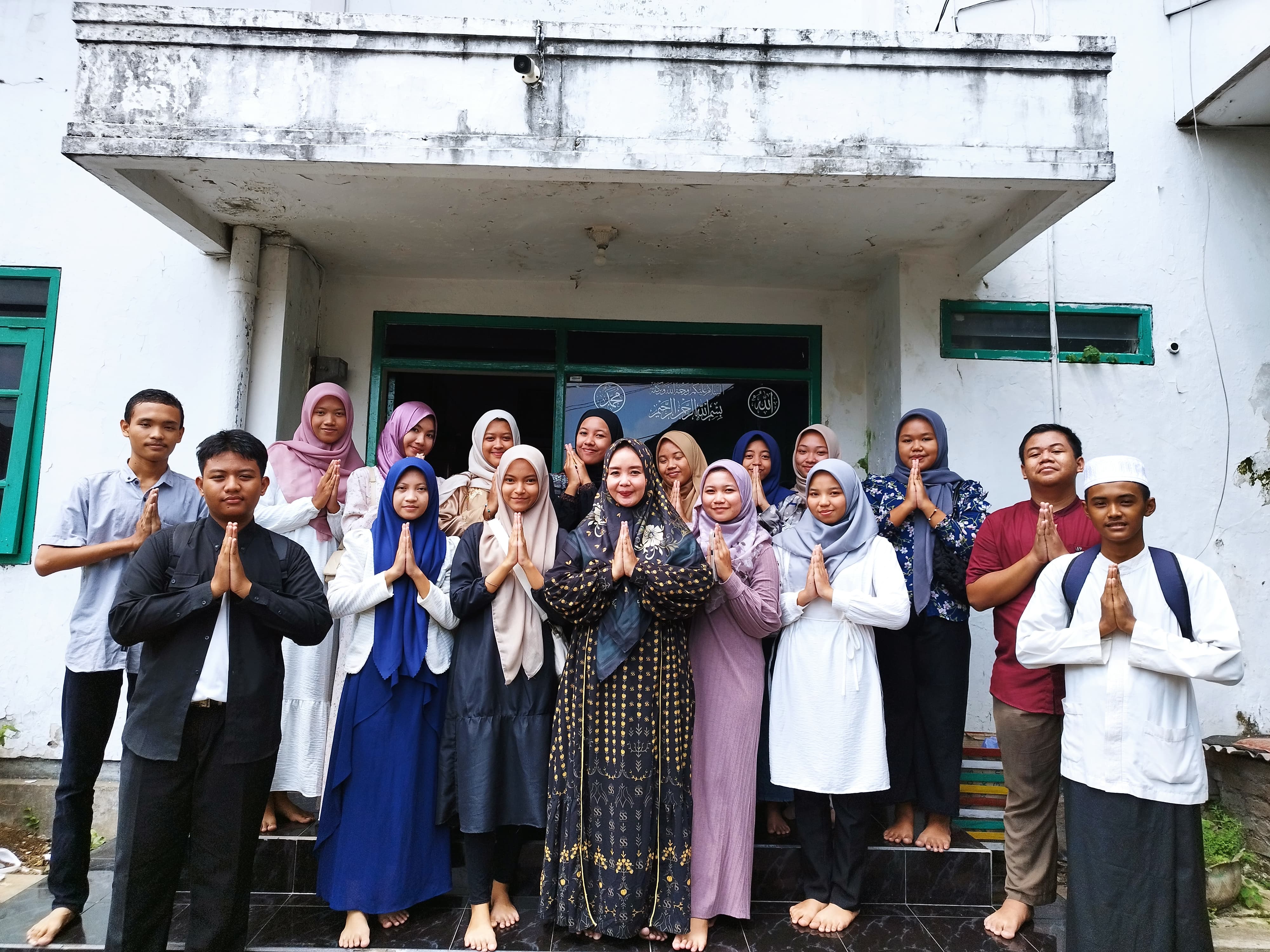 XI TKJ 2 halal bihalal di rumah bu Dila